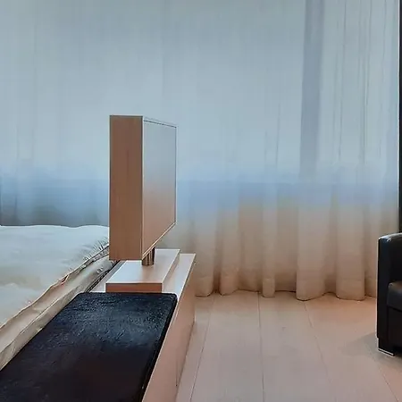 Lakeside Relaxing Retreat To A Central Apartment *